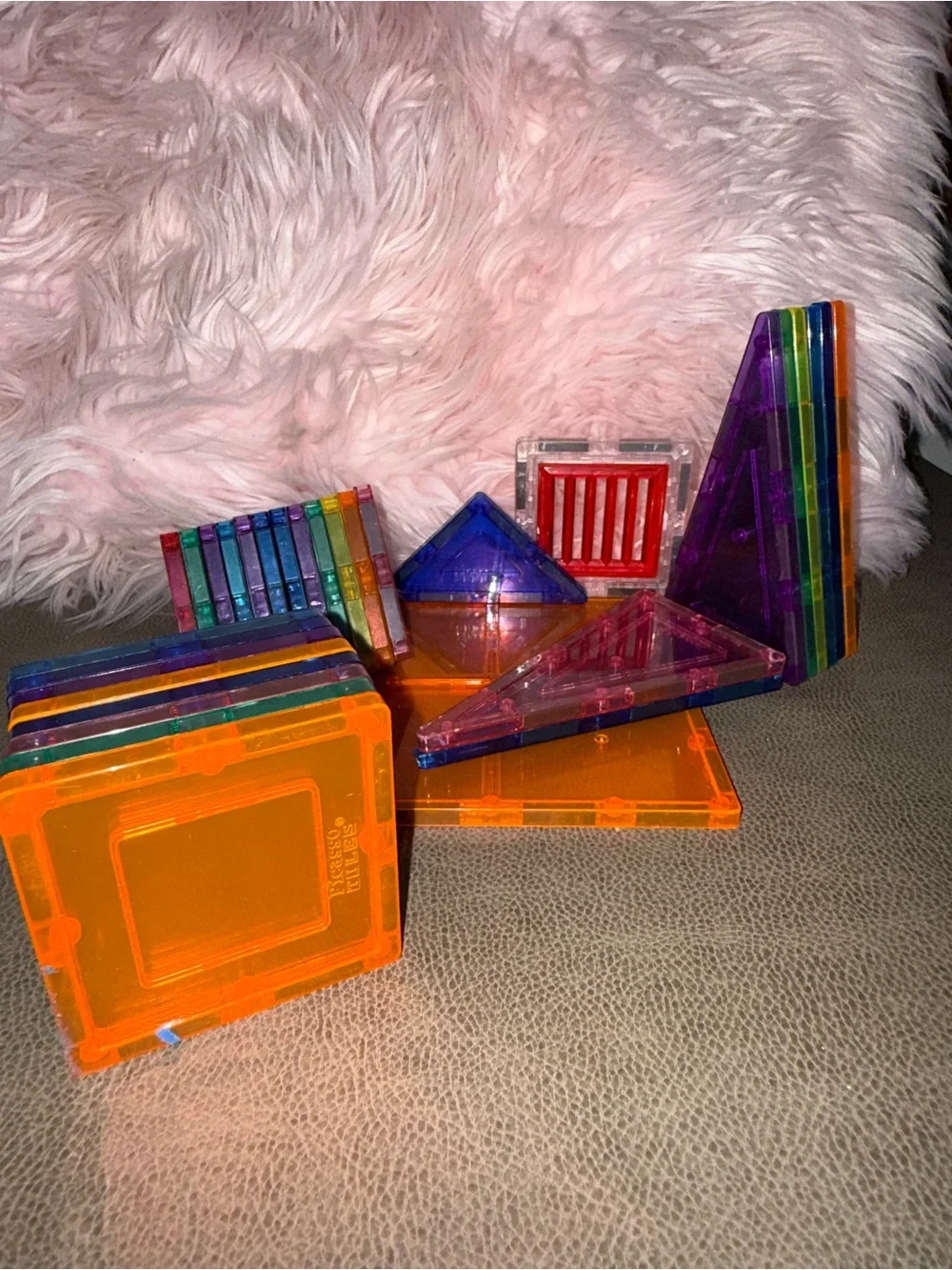 Magnetic building pieces